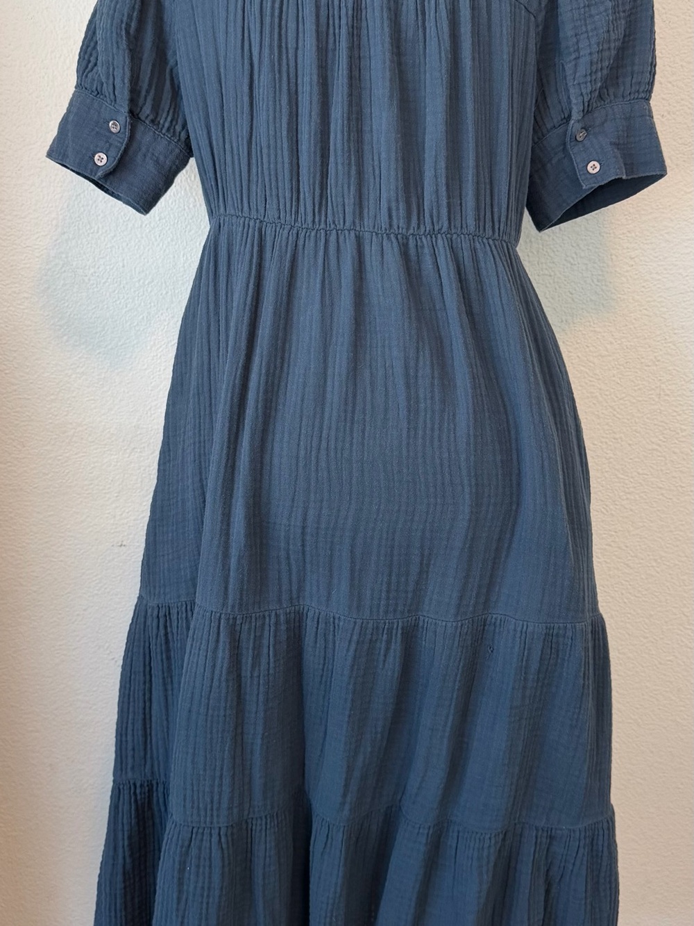 Madewell
Lightspun Tiered Button Front Midi
Dress-Size 4 - Picture 2 of 4